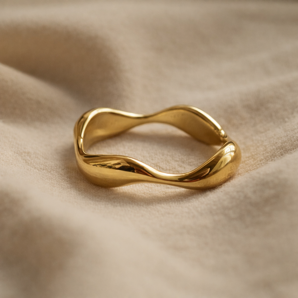 Lunara Wave Band Ring
