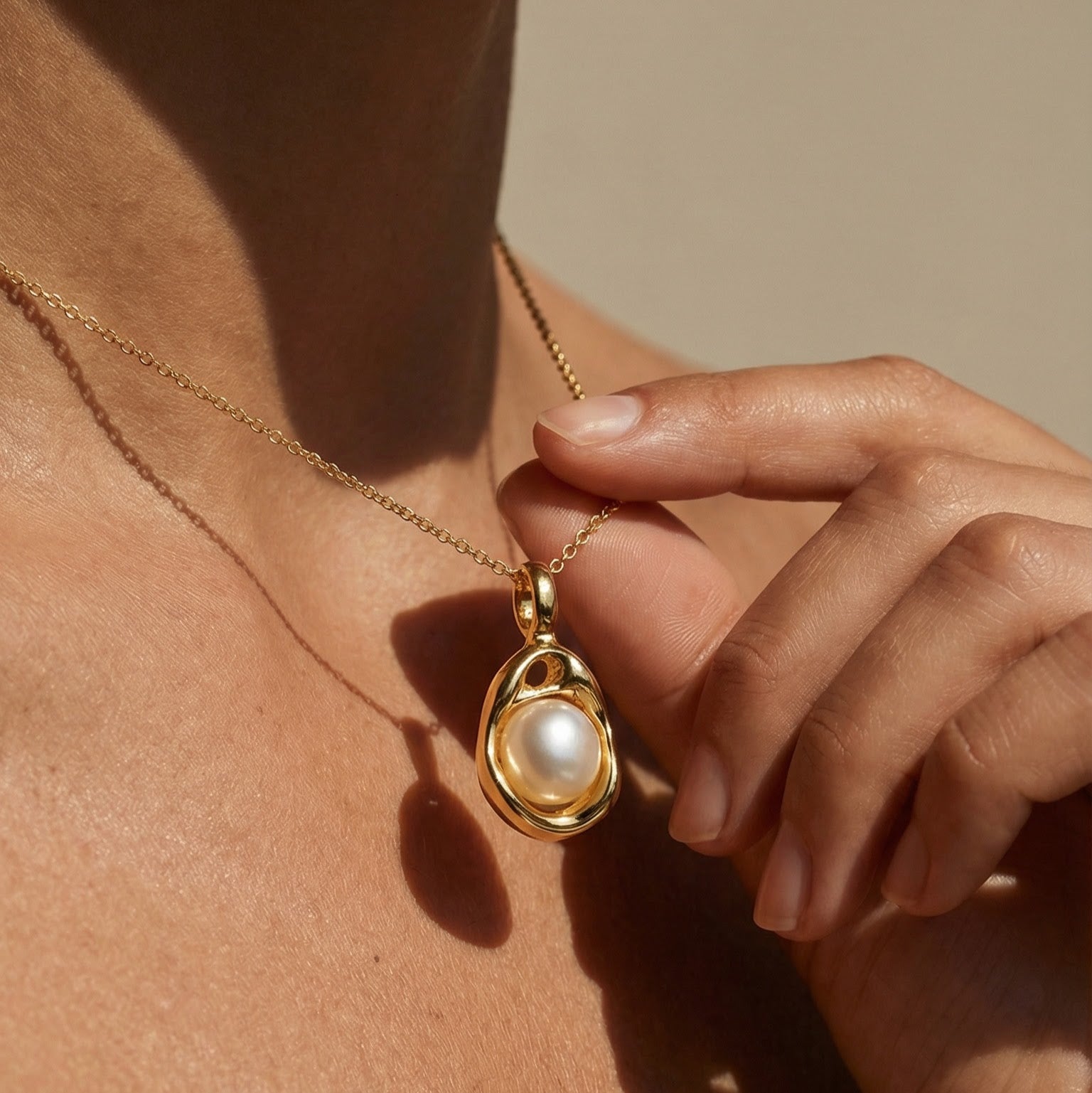 Pearly Glow Pendant Necklace