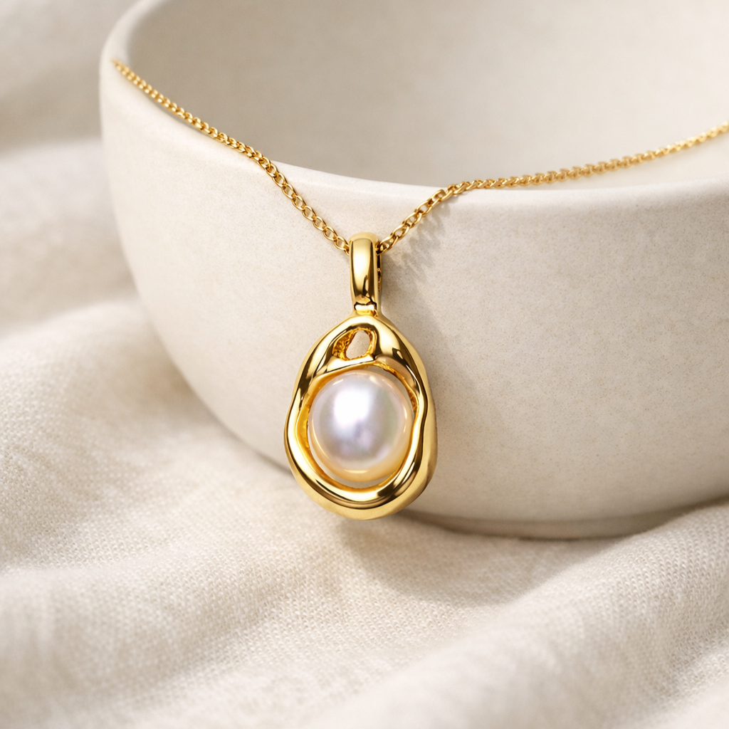 Pearly Glow Pendant Necklace